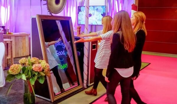 The Mirror Photo Booth Has 6 Breathtaking Features!￼